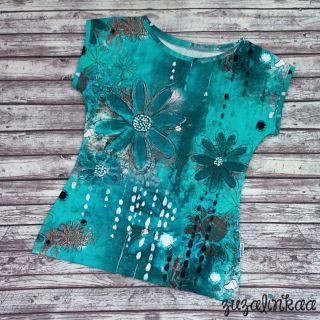 Pokračuju v doplňování mých triček... tomuhle smaragdovému úpletu jsem nemohla odolat 💚 Vypadá to skoro jako panel, ale je...