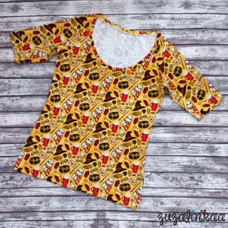 Koupila jsem 80 cm tohohle naprosto božího úpletu, s myšlenkou, že z něj ušiju Naty tričko. No, Naty mi na něj hodila...