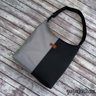 Jednoduchá šedo - černá kombinace 🩶🖤 Kabelka přes rameno, s nastavitelným popruhem, uvnitř 2 kapsy 😊 #kabelka #usitovcesku...