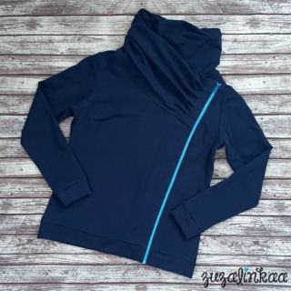 🥳 Zuuuuza má narozeninyyy... 🥳 A copak si Zuza k narozeninám ušila? Jůůů, další mikinu podle oblíbeního střihu! Tentokrát...