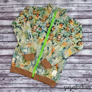 Přesně měsíc do Vánoc! 🎄✨ Ježíškova dílna (a moje stroje) jedou na plné obrátky! Tady jedna vánoční mikča pro Štěpu. Je to...