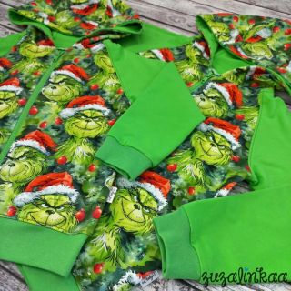 Vánoční mikiny pro dva raubíře 😆 - Áďu a Ondru 👦🏼👦🏼 Nádherný vzor s Grinchem z @barevnesiti , doplněný jednobarevkou a...